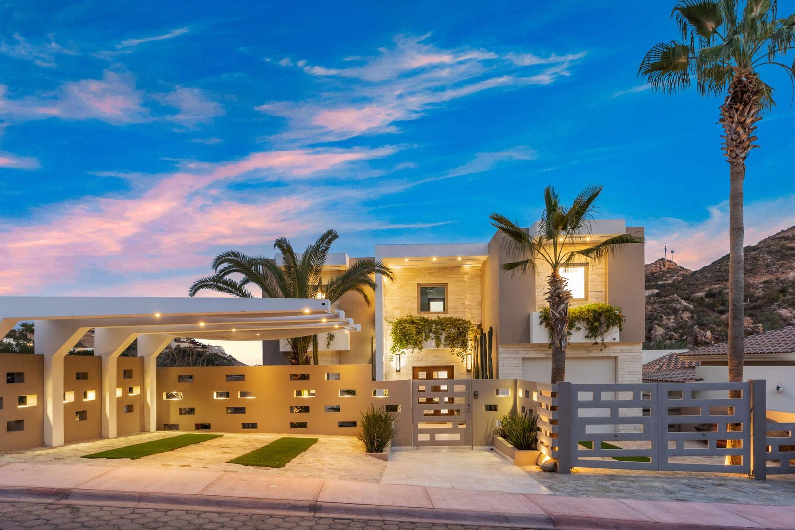 Maravilla Coronado The stunning beauty of Quivira Los Cabos and the promise of a simple yet sophisticated lifestyle that offers access to the award-winning Quivira Golf Club, custom residences in a landscape where desert and ocean meet, and a place where your privacy and your family's well-being are guaranteed, are reasons enough for many to want to call Quivira their home.The homes at Coronado have a rich and inviting feel throughout.These single story residences will offer endless opportunities to sit and enjoy unobstructed ocean and golf course for sale