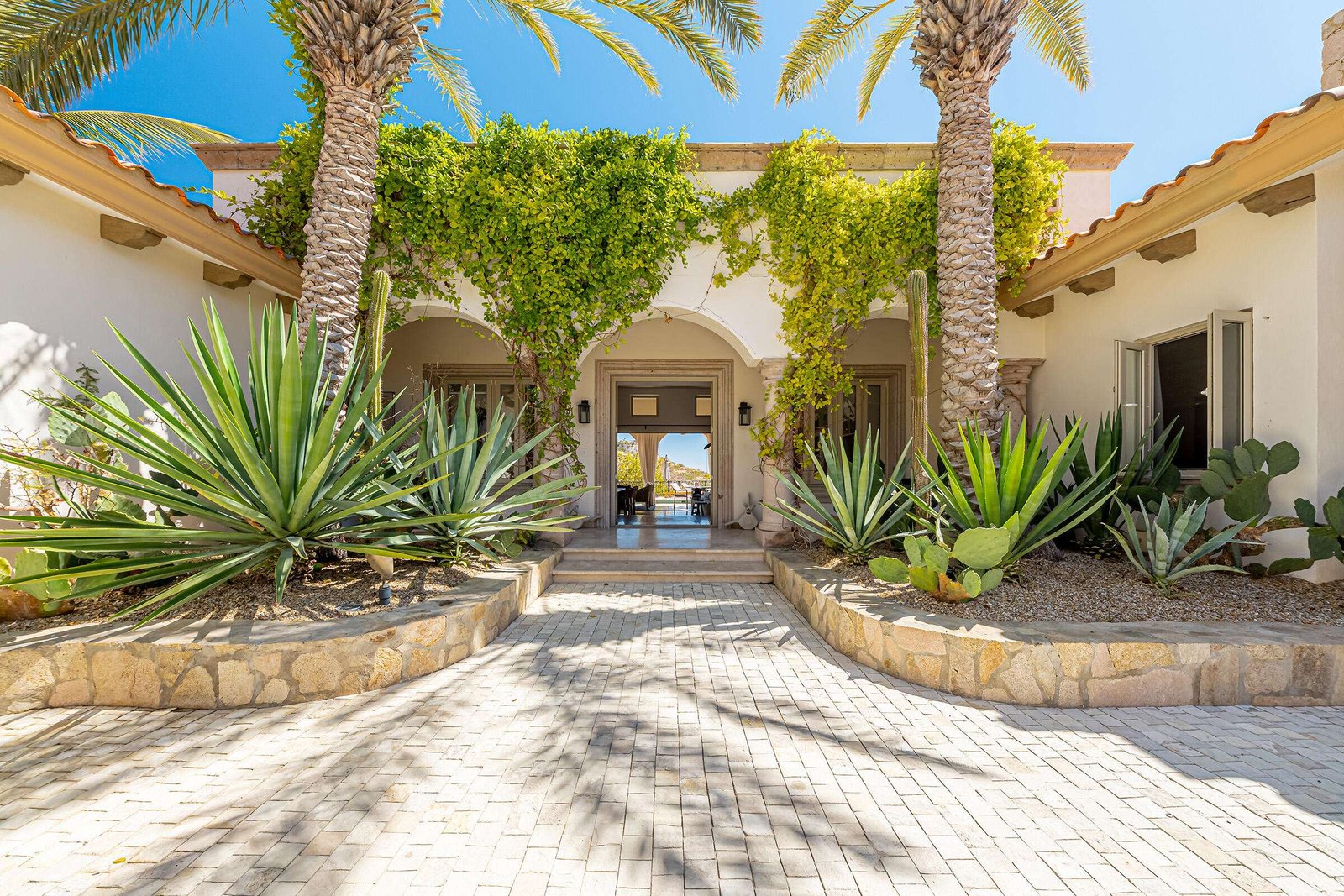 Maravilla Palmilla Estates Nestled within the prestigious Palmilla community, this stunning 5-bedroom home offers the perfect blend of luxury and family-friendly comfort. Overlooking the pristine Arroyo 7 fairway of the renowned Palmilla golf course, the property boasts breathtaking ocean and golf course for sale