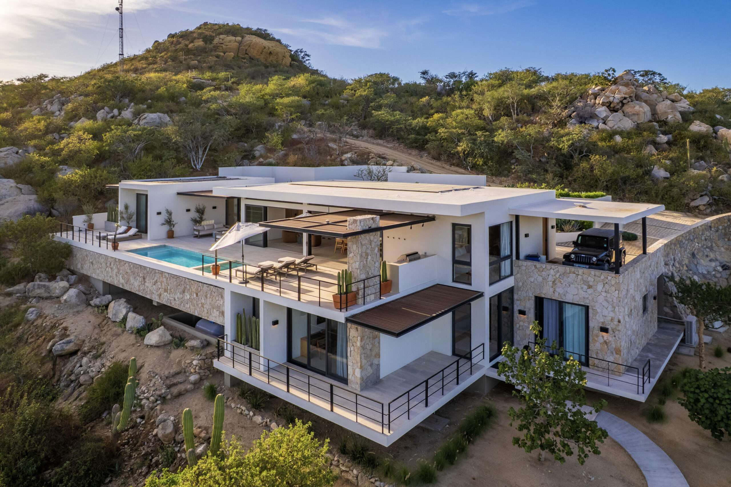 Maravilla El Altillo To be completed in April 2026 Altillo 56 is set within the highly secure and exclusive El Altillo , Puerto Los Cabos community, this striking contemporary estate offers an exceptional lifestyle at the intersection of privacy, architecture, and natural beauty. Positioned to capture sweeping golf course for sale
