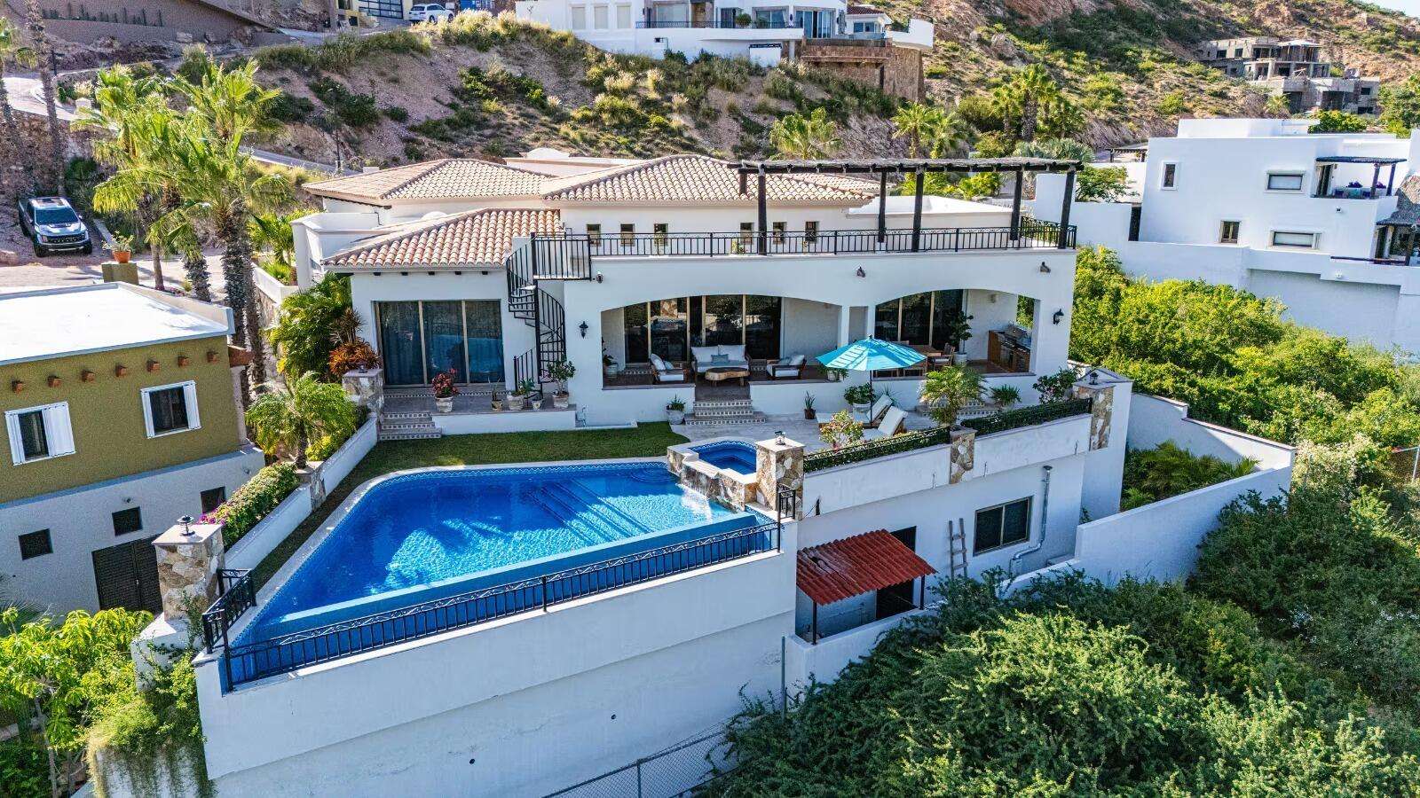 Maravilla Cabo Colorado Architectural Elegance & Split-Wing Layout.This home is a triumph of modern architecture, beautifully finished with gorgeous marble floors throughout and premium granite countertops.A Grand Welcome: A generously sized entry foyer warmly ushers you into the home, setting a tone of spacious elegance from the very moment you arrive.Open-Concept Living: The main living room features dramatic vaulted ceilings, creating a grand, airy atmosphere. Sliding doors in both the living and dining room offer a seamless transition to the pool and outdoor deck while framing spectacular ocean – 8, Villa Ocho, San Jose Corridor, San Jose Corridor, BS