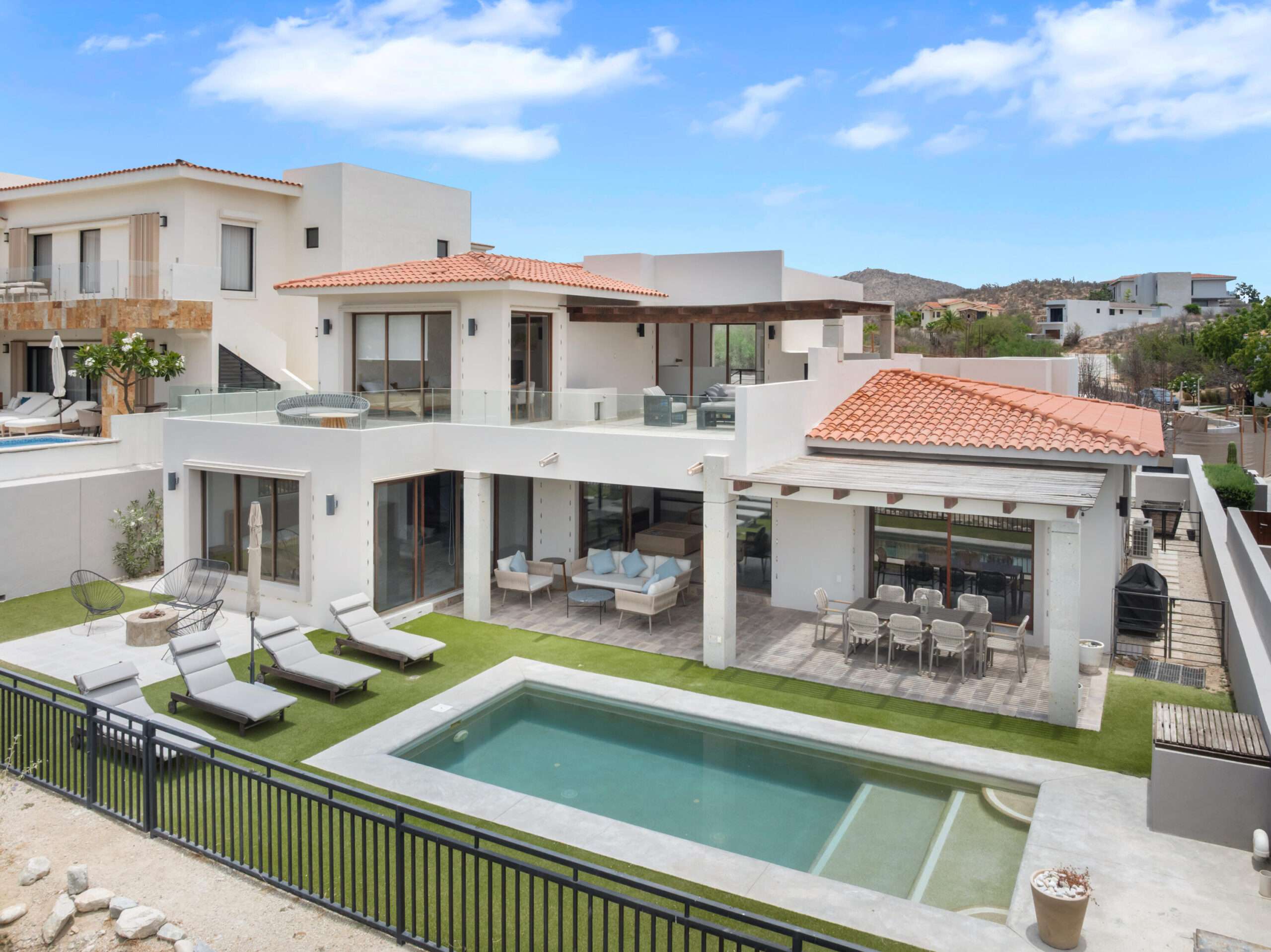 Maravilla Los Valles An exceptional opportunity in the exclusive Los Valles community at Club Campestre San José. Perfectly positioned just steps from the iconic 17th green and only a few yards from the signature 18th hole, this beautifully furnished residence offers stunning golf course – Los Valles, San Jose del Cabo, BS