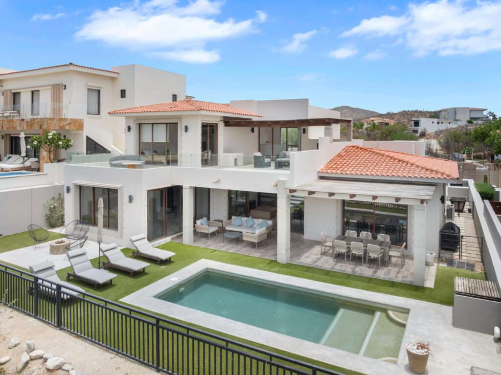 Maravilla Los Valles An exceptional opportunity in the exclusive Los Valles community at Club Campestre San José. Perfectly positioned just steps from the iconic 17th green and only a few yards from the signature 18th hole, this beautifully furnished residence offers stunning golf course – Los Valles, San Jose del Cabo, BS